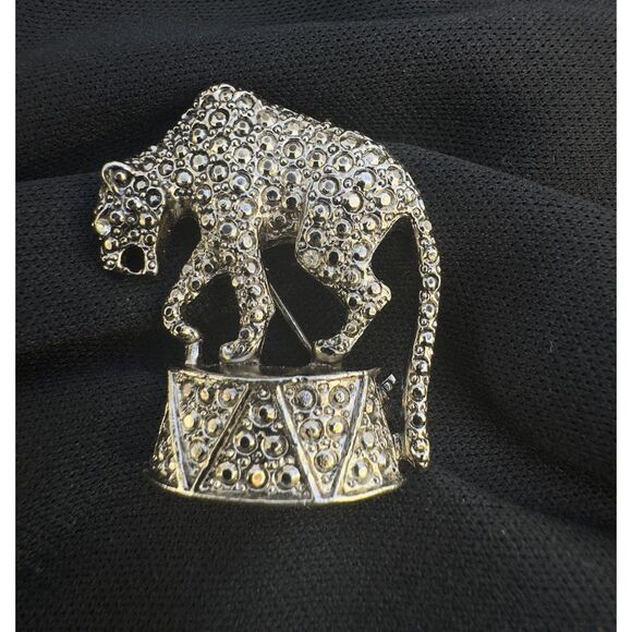 Stunning Vintage J.L Aldenkamp 1960s Leopard on Drum Brooch - Picture 1 of 6